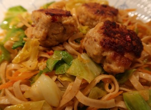 Asiatiske kyllingedeller med spidskål og nudler