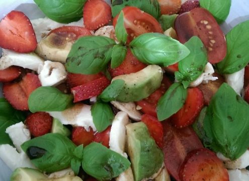 Caprese salat med jordbær og avocado