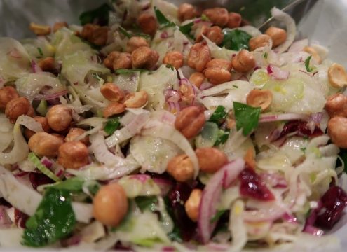 Fennikelsalat med tranebær og crunchy kikærter
