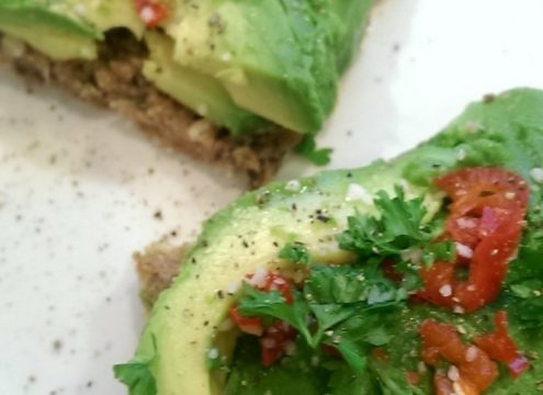 Gourmetlækker, sund avocadomad med chili, lime og persille