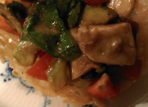 Parmesankurve med basilikumsalat – forret, der med garanti tager kegler!