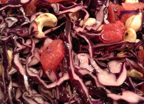 Salat med rødkål, citrusfrugt og nødder