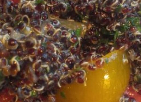 Sort quinoasalat med persille og tomater