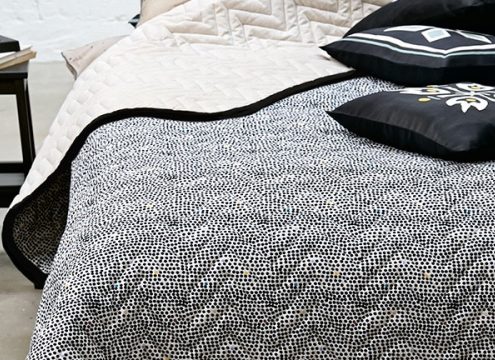 VIND! Naja Munthes nye lækre sengetæppe DOTS