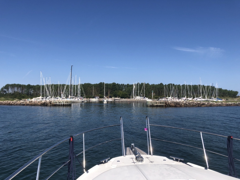 Ankomst til den smukke havn på Vejrø
