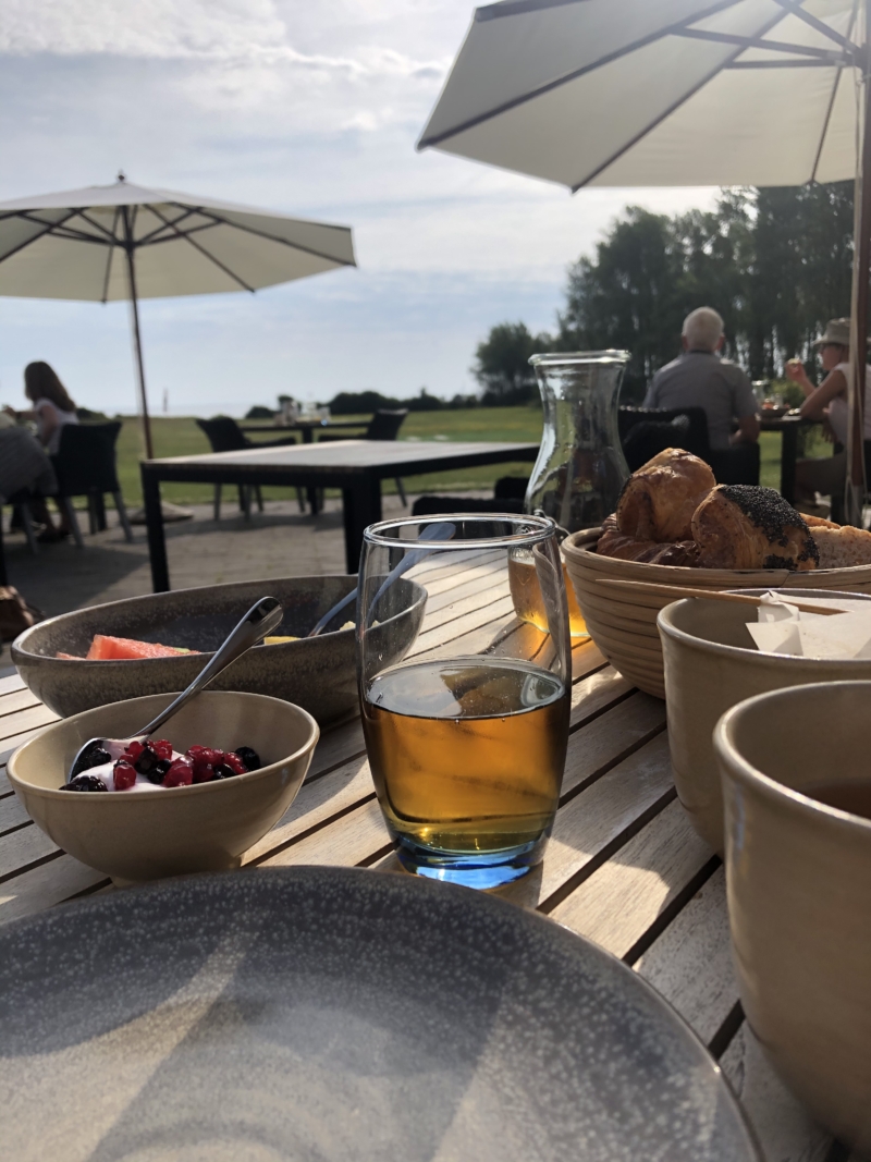 Morgenmad med udsigt på restaurant Skipperly på Vejrø