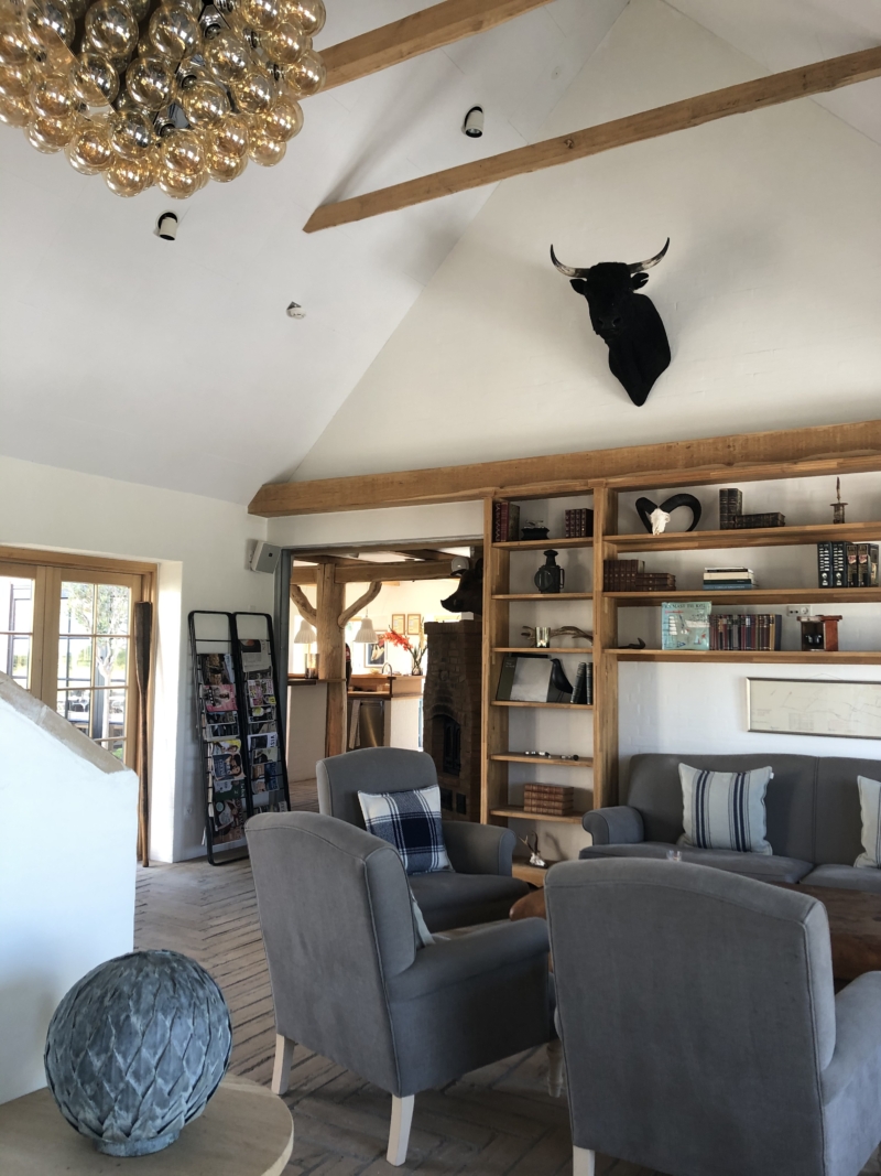 Receptionen på Vejrø resort vidner om den gode smag og den gennemførte lækkerhed