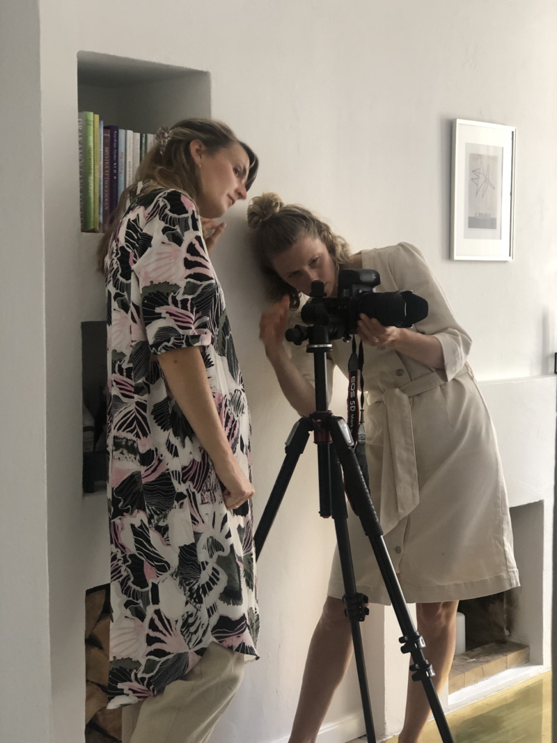 Interiørstylist Josefine Hedemann og fotograf Kia Hartelius i gang med en boligreportage