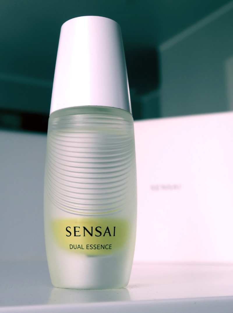 Dual Essence påføres som serum under cremen - efter en eventuel lotion eller essens