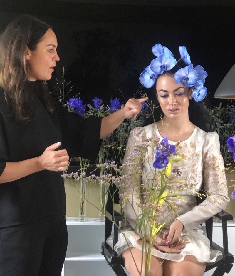 Til lanceringen af Nina Larsens bog Ikonmakeup dukkede Aura op som model.