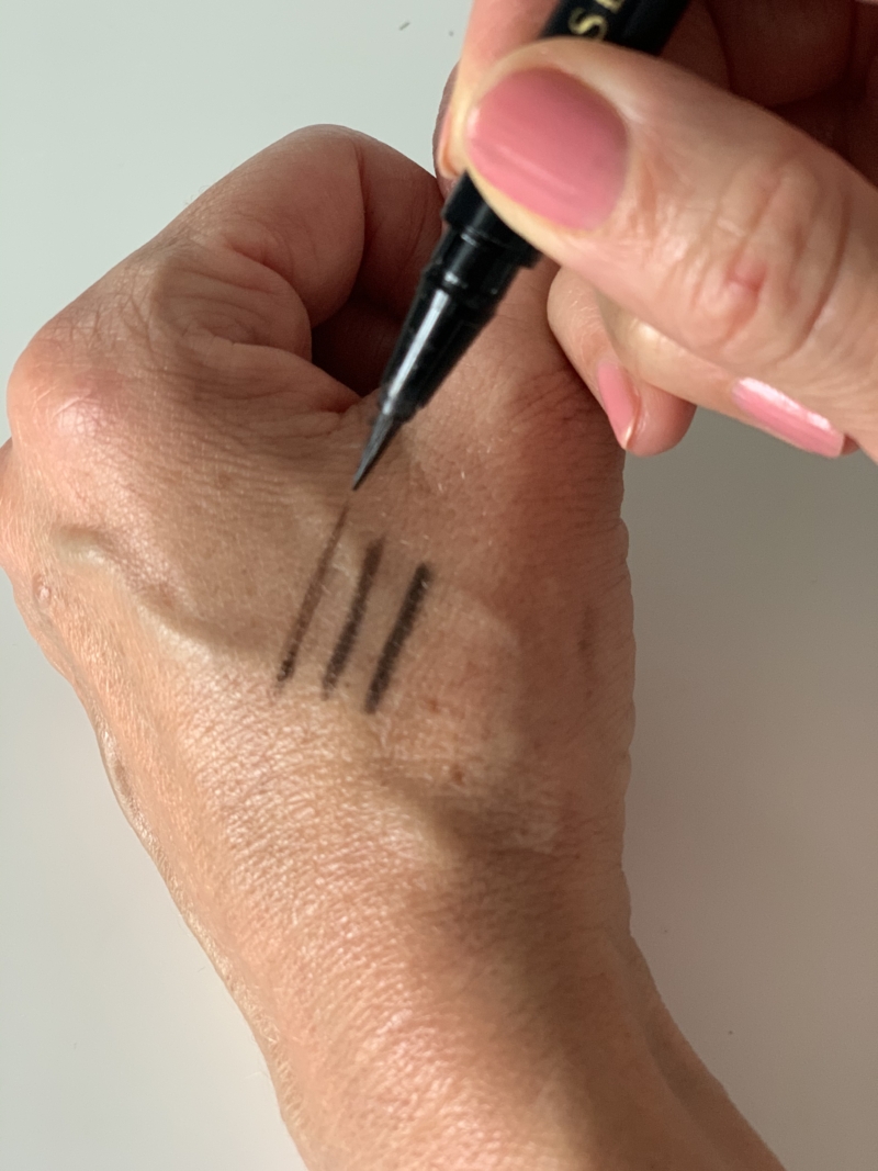 Flydende brun eyeliner fra Sensai er smuk og naturlig og let at lægge.