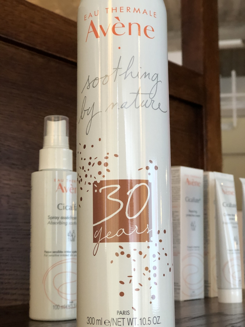 Du finder Avènes kildevandssprays fra taskestørrelse til fx denne store sag, der markerer deres 30 års jubilæum i år.