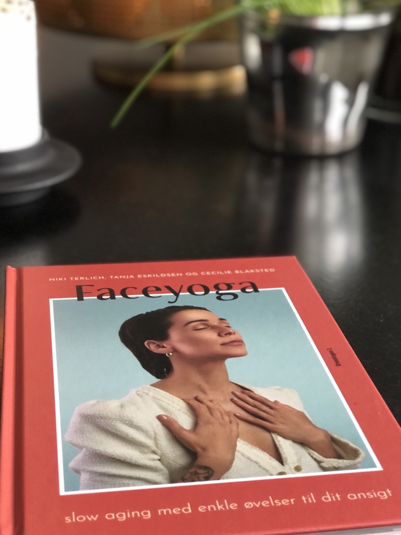 Faceyoga er en meget enkel og nem tilgang til at lære at lave yoga for ansigtets muskler.