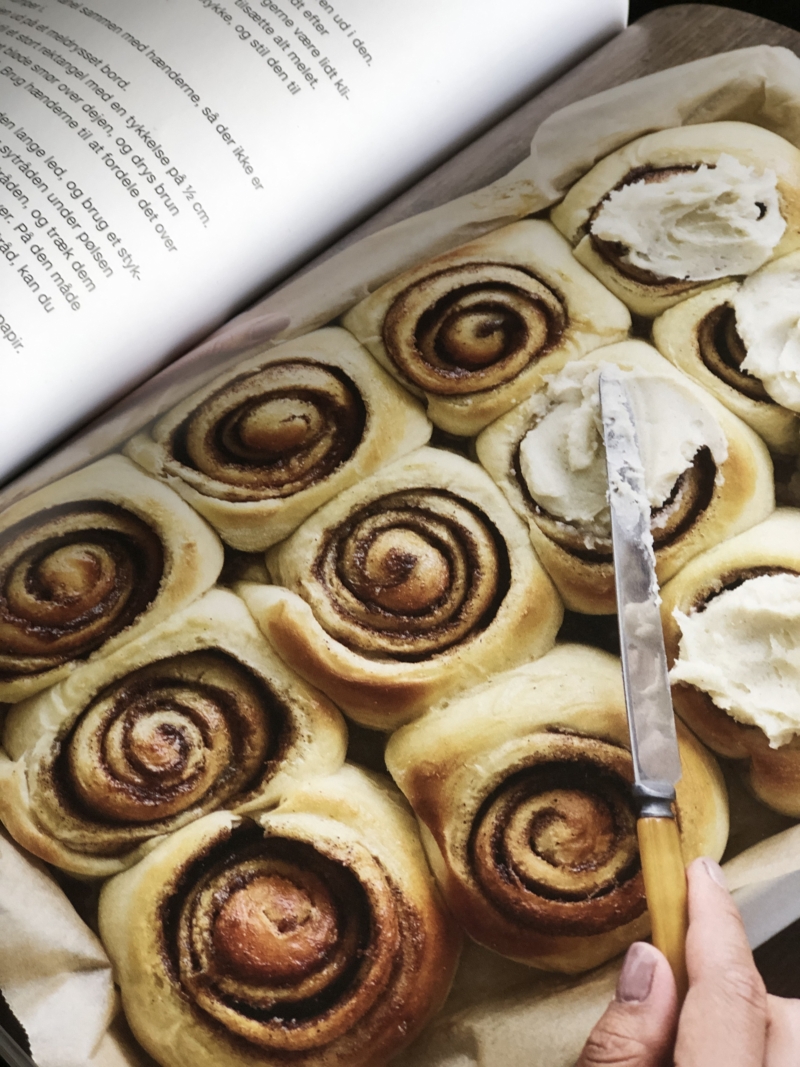 Opskrift på lækre kanelsnegle i kogenbogen fra Mummum.