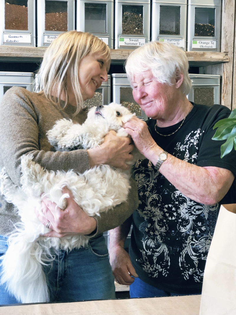 Hos Gertruds Hus er mor og datter altid klar til hygge og nærvær - og hunde er velkomne.