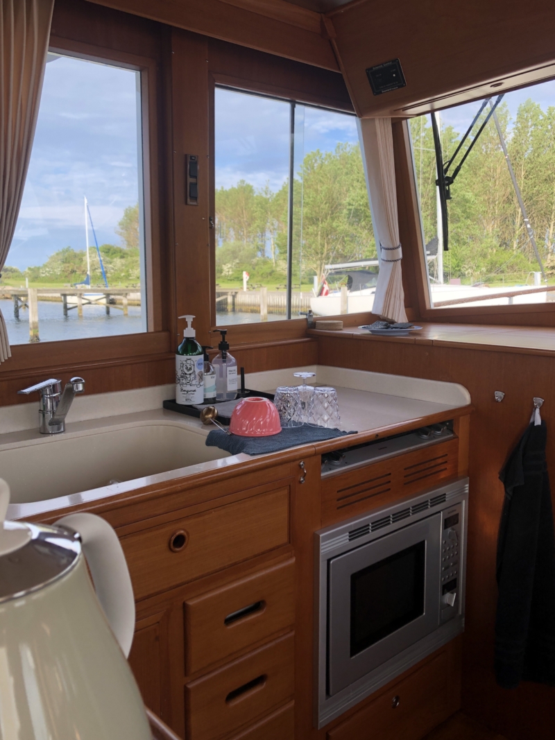Køkken på Grand Banks Europa 42.