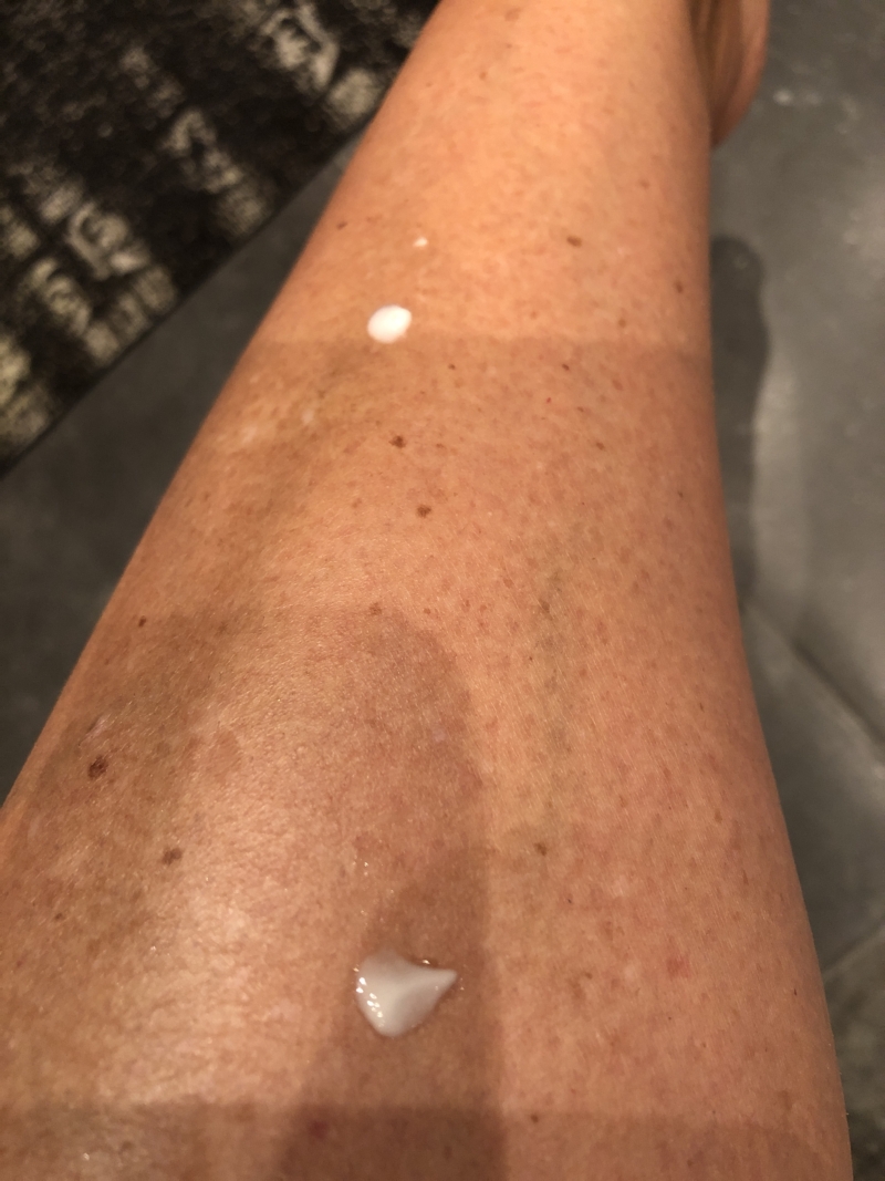 Jeg behandler pigmentpletterne på benene med C-vitamin serum fra Sunday Riley.