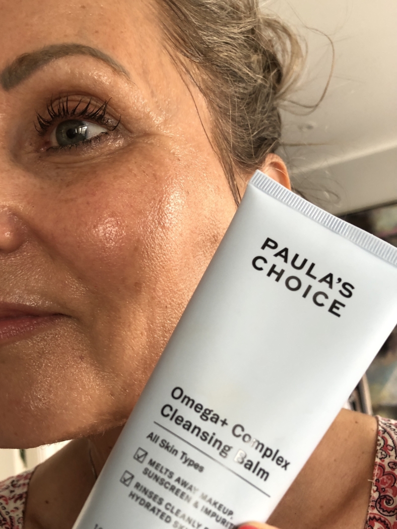 Paula's Choice Omega+ Cleansing Balm smelter nærmest ind i huden og er en drøm at bruge og arbejde med.