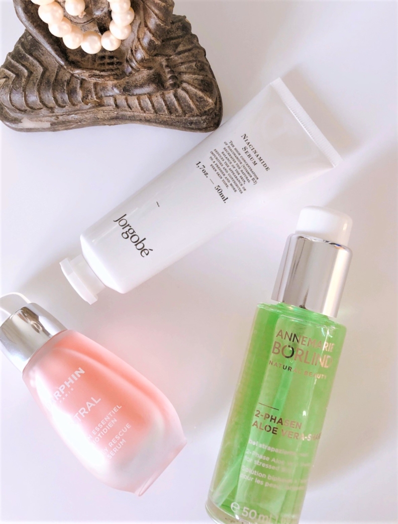 Intral serum fra Darphin, Niacinamid serum fra Jorgobé og Aloe Vera serum fra Annemarie Börlind, som giver ekstremt meget fugt.